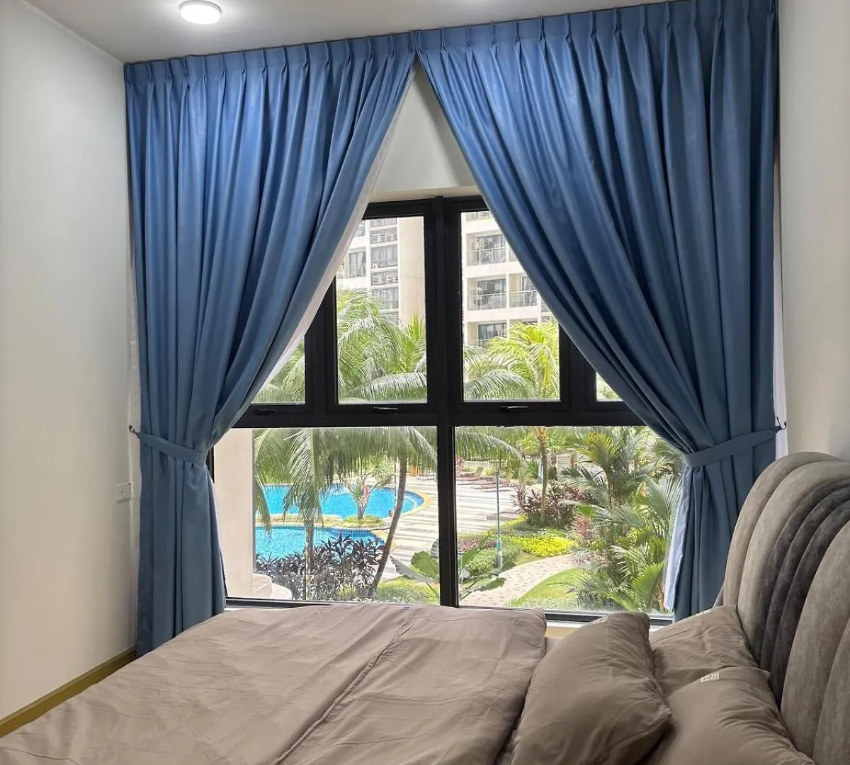 Pool View By The Beach 6-8Pax 3B3B Cozy Staycation Johor Bahru Apartment