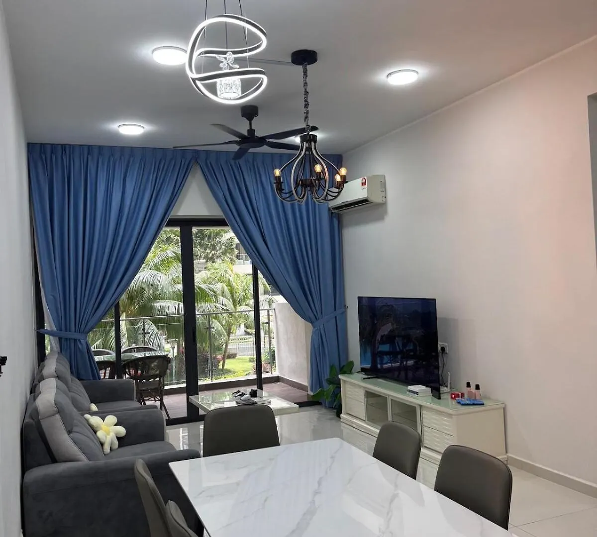 Pool View By The Beach 6-8Pax 3B3B Cozy Staycation Johor Bahru