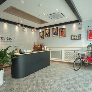 Ciq, Jalan Trus Hotel